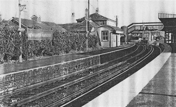 Photo:Newhaven Harbour Station