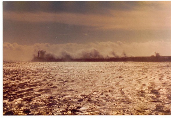 Photo:Waves over the breakwater 1982