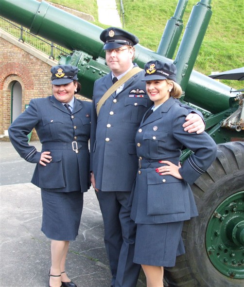 Photo:The Swingtime Sweethearts pose with a Flight Sgt.