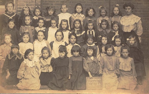 Photo:Newhaven Board School Girls 1905