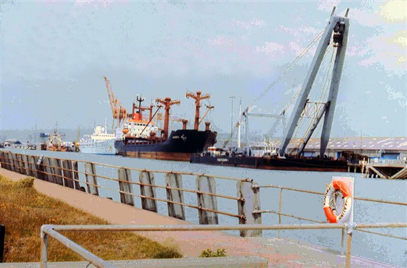 Photo:Heavy crane barge alongside East Quay