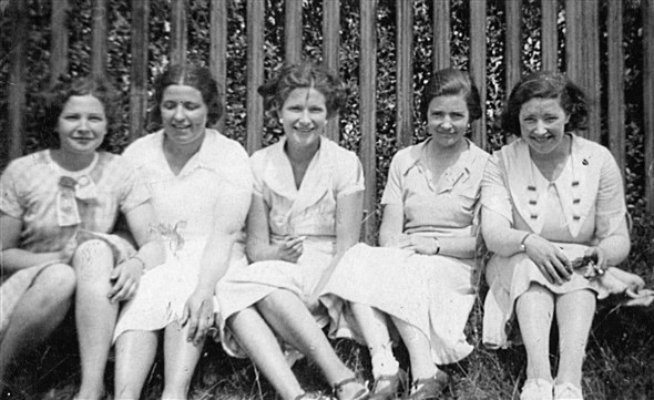 Photo:Five Robinson sisters.