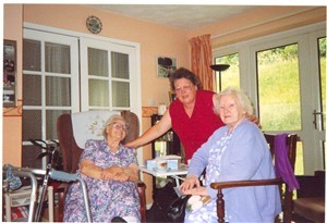 Photo:Rose Holder with her Sister Gladys and Daughter Doreen