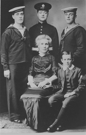 Photo:Sarah Hibling with sons Arther, Len, Dick & Lawrence