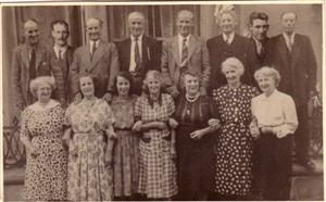 Photo:Top row: Alfred, Jack, Arther, Frank, Horace, Percy, Albert, Charlie.  Bottom row: Pat, Lil, Queenie, Pritt, Eva, Rose, Flossie (my mum).