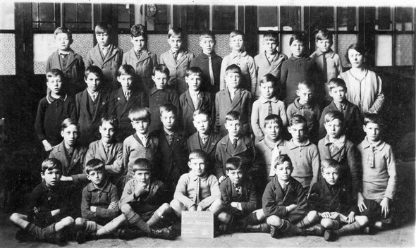 Photo:Meeching Boys School Newhaven standard 3 my father is 3rd from left at the back, he looks about 8 so this would be about 1927. Can you recognise anyone else in the picture.