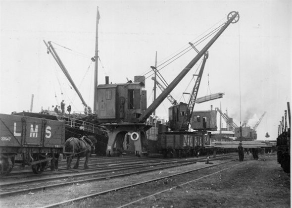 Photo:Horse & Crane Power on the railway