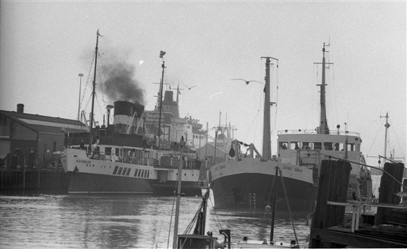 Photo:Busy! Waverley raises steam while the sand dredger Sand Swan heads upriver to discharge. Senlac is at the ramp with the freighter Barracuda astern of her. 19/4/78