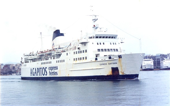 Photo:Express Santorini in Piraeus port