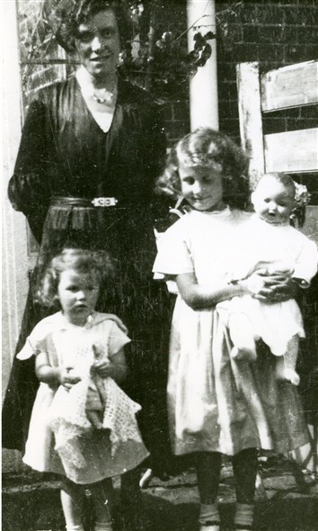 Photo:Mary Stapley with her daughters, Honor & Marcia, Palehouse Common, circa 1933
