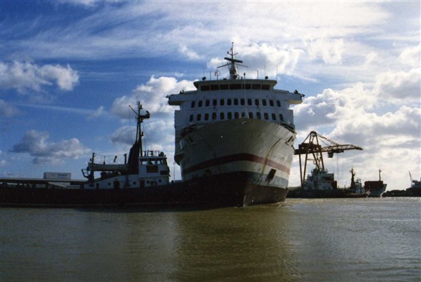 Photo:October 1987 the "Versalles" being assisted by the tug "Meeching.